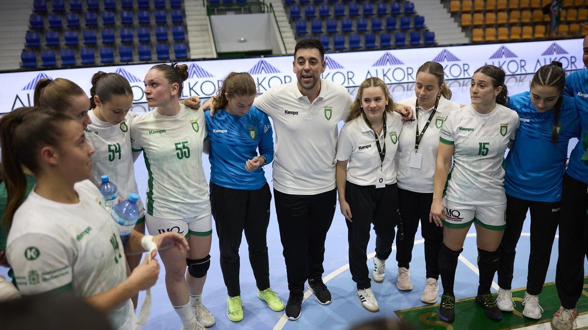 El técnico, Mino Borja, con las jugadoras al final del partido.