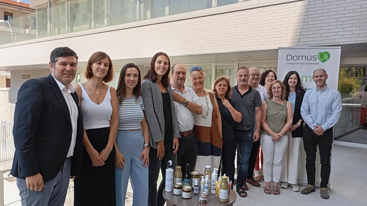 El equipo completo que ha trabajado en el proyecto PROMETEA junto a las distintas líneas de productos que han desarrollado.