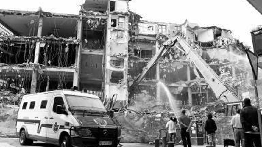 Un furgón de la Ertzaintza vigila la demolición del gaztetxe.