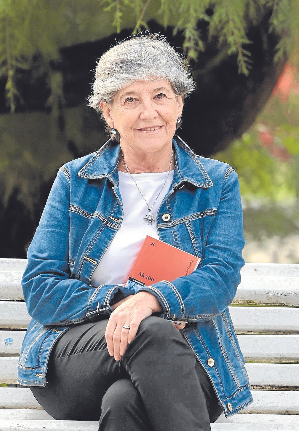 Laura Mintegi idazlea, Donostian, ‘Akabo’ eleberria aurkezten.