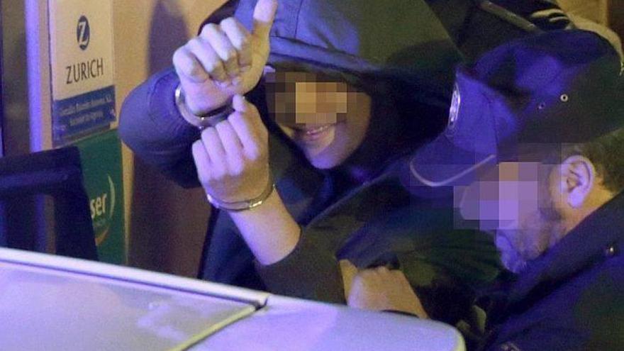 El agresor, esposado, saludando eufórico a los medios cuando fue introducido en le coche policial