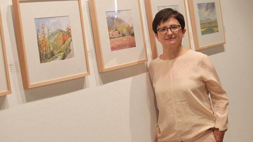La artista Txon Pomés, junto a la exposición del Polvorín.