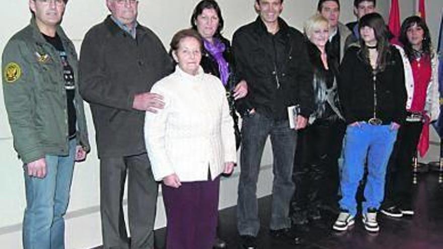 Patxi Goñi, en el centro libro en mano, con sus padres y hermanos.