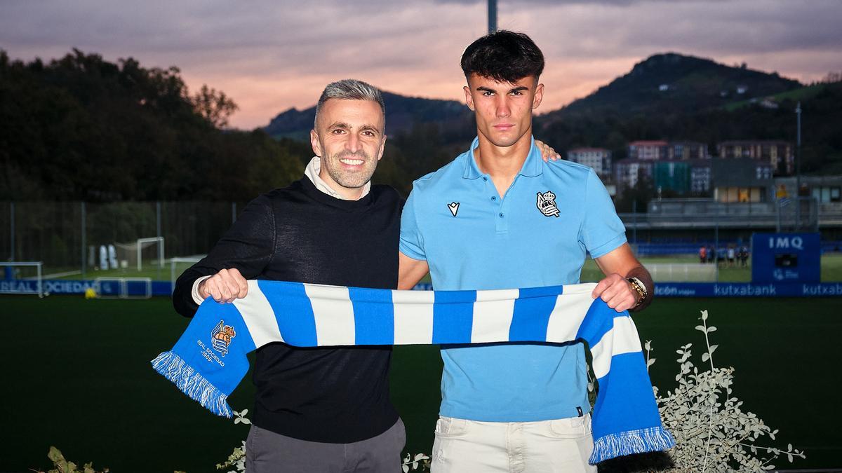 Erik Bretos y Carrera, tras la firma del nuevo contrato.