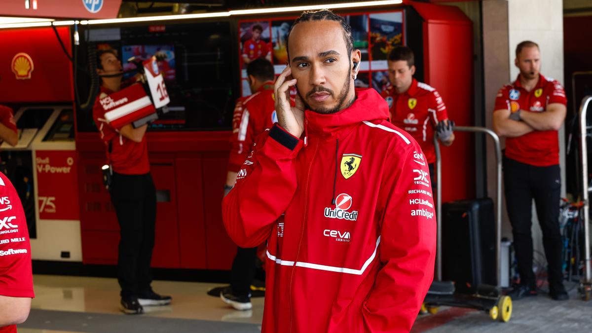Lewis Hamilton, junto al box de Ferrari durante un gran premio.