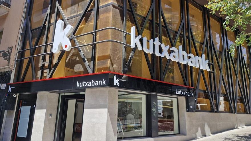 Kutxabank supera los objetivos del plan estratégico para 2025 y adelanta un año metas de negocio