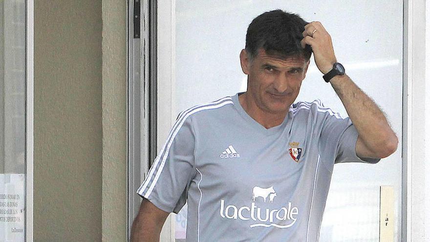 Mendilibar, accediendo a los campos de entrenamiento de Tajonar.