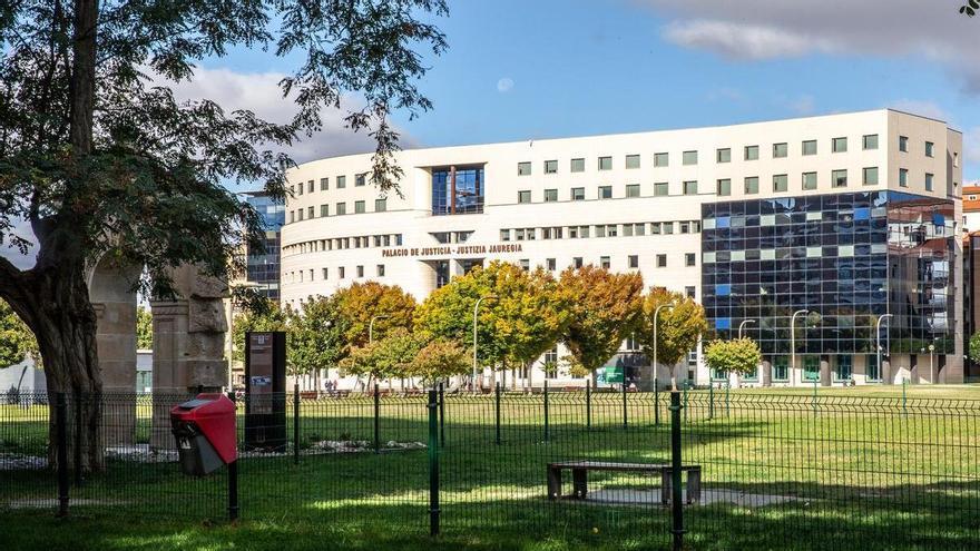 Una juez decreta el encarcelamiento de un condenado a 21 meses de prisión por maltrato a su pareja en Pamplona