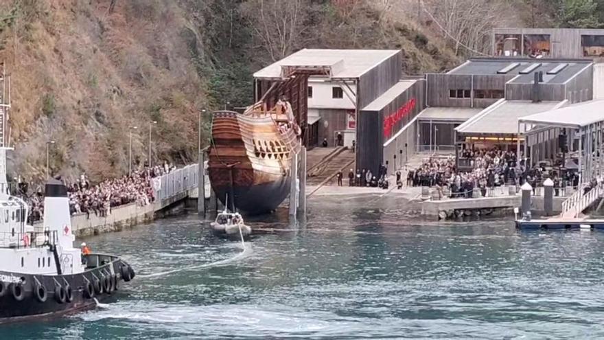 La nao ‘San Juan’ ya descansa en el puerto de Pasaia tras una espectacular botadura