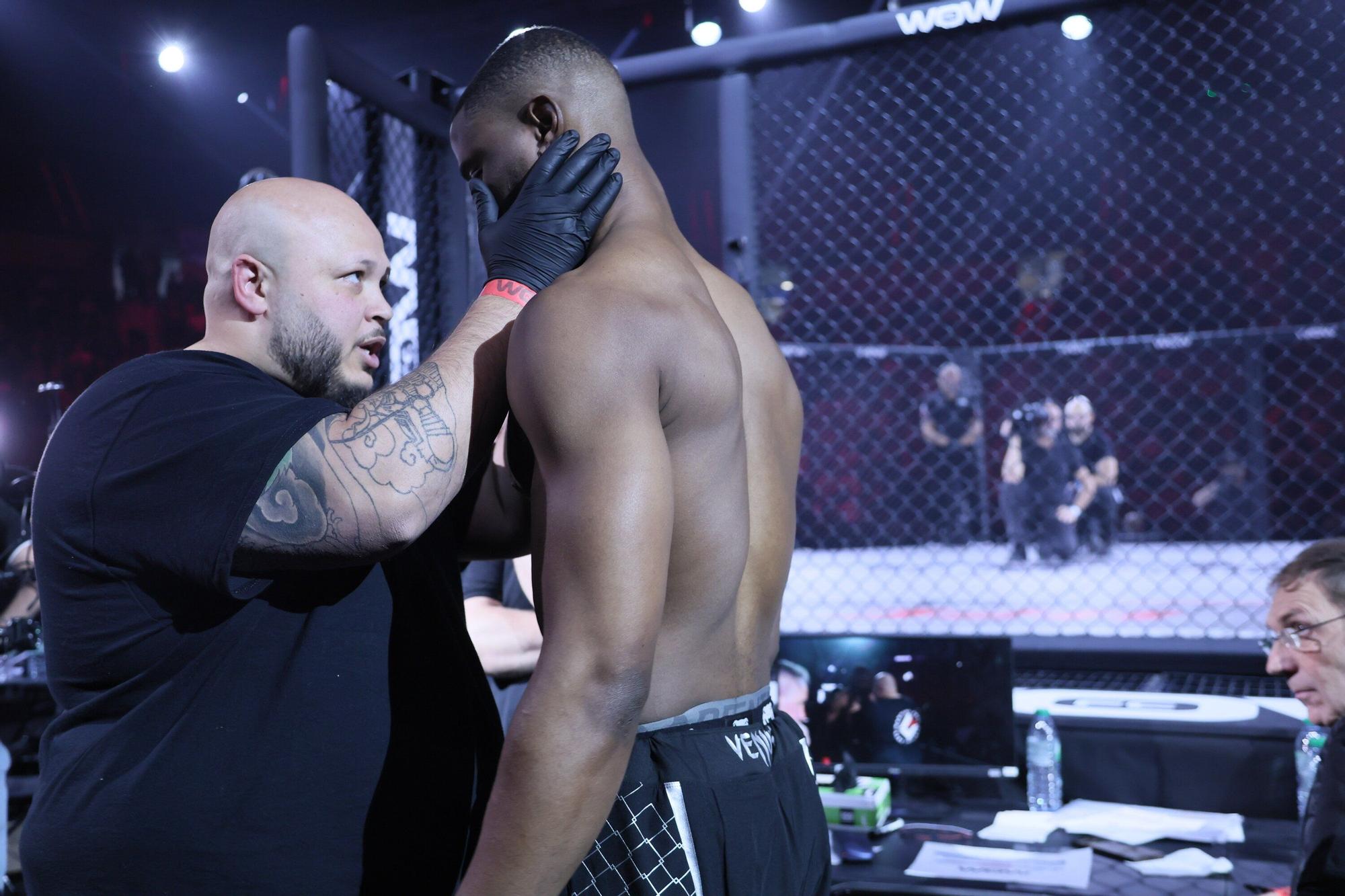 En imágenes: El Buesa se rinde al MMA con Topuria como estrella