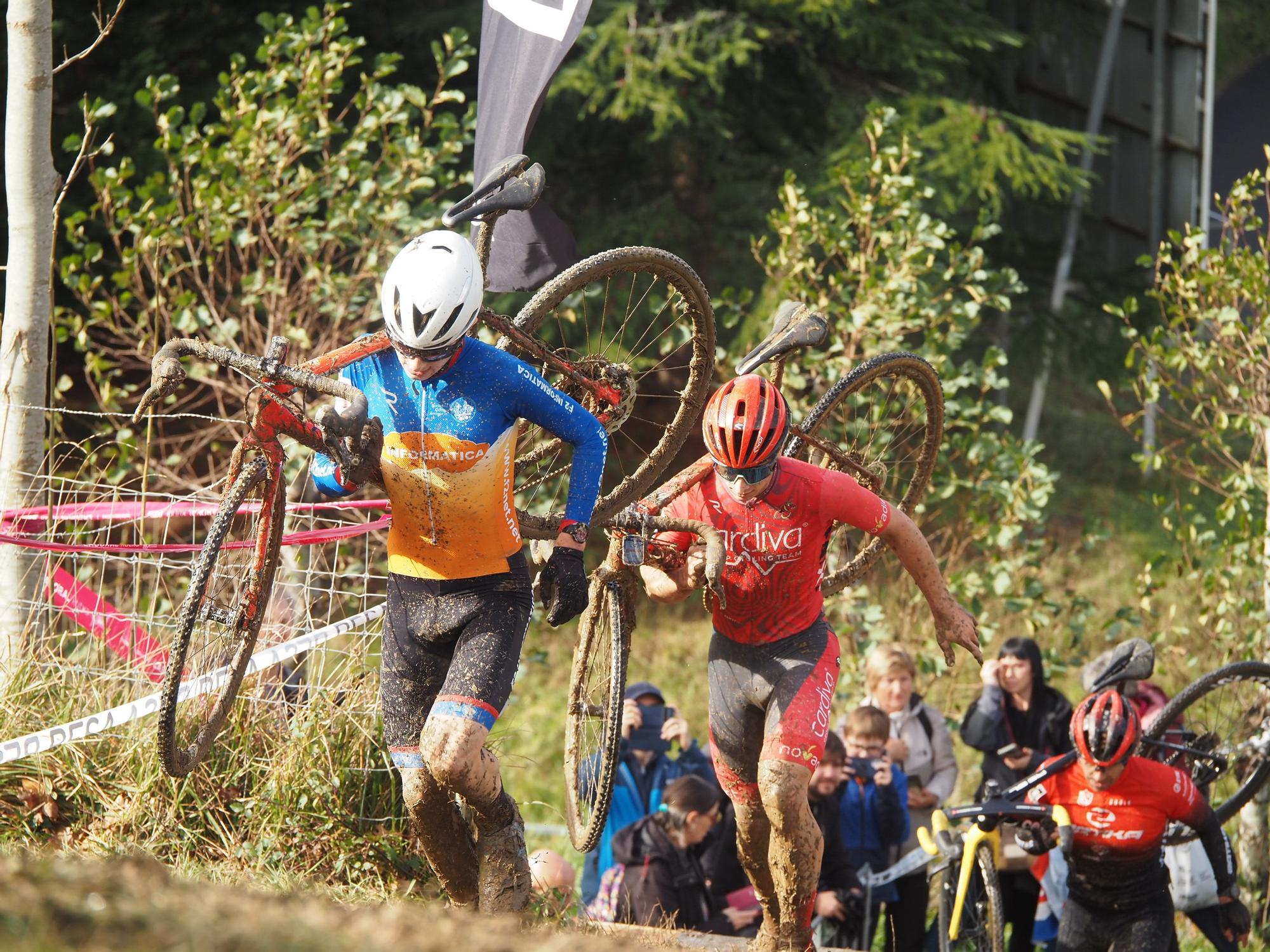 El barro se sumó al espectáculo de ciclocross en Elgoibar