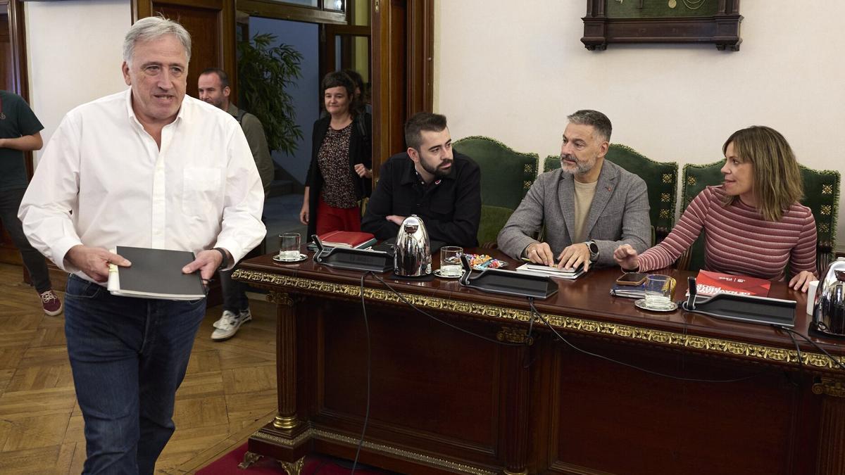 El alcalde Asiron accede al salón de pleno, con los concejales socialistas sentados.