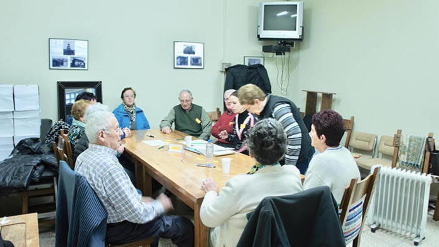 Los mayores quedan periódicamente para analizar la situación del municipio.Foto: DEIA