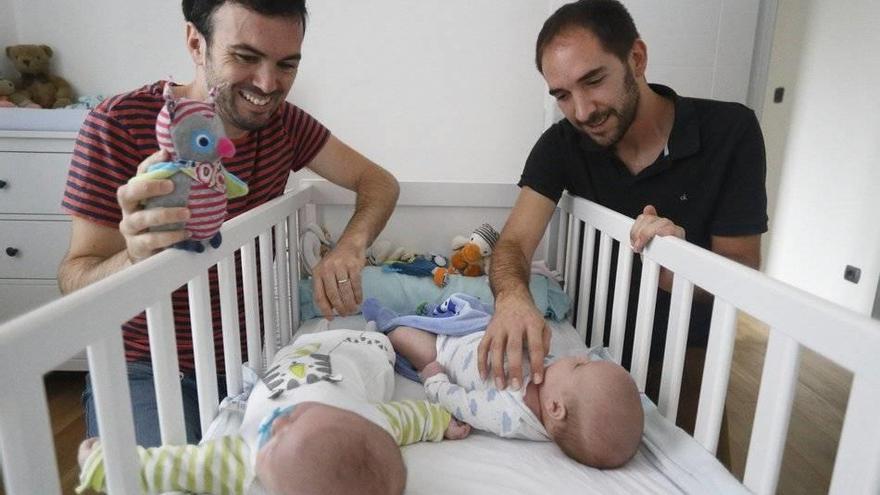 Los padres por gestación subrogada recibirán ayudas por maternidad