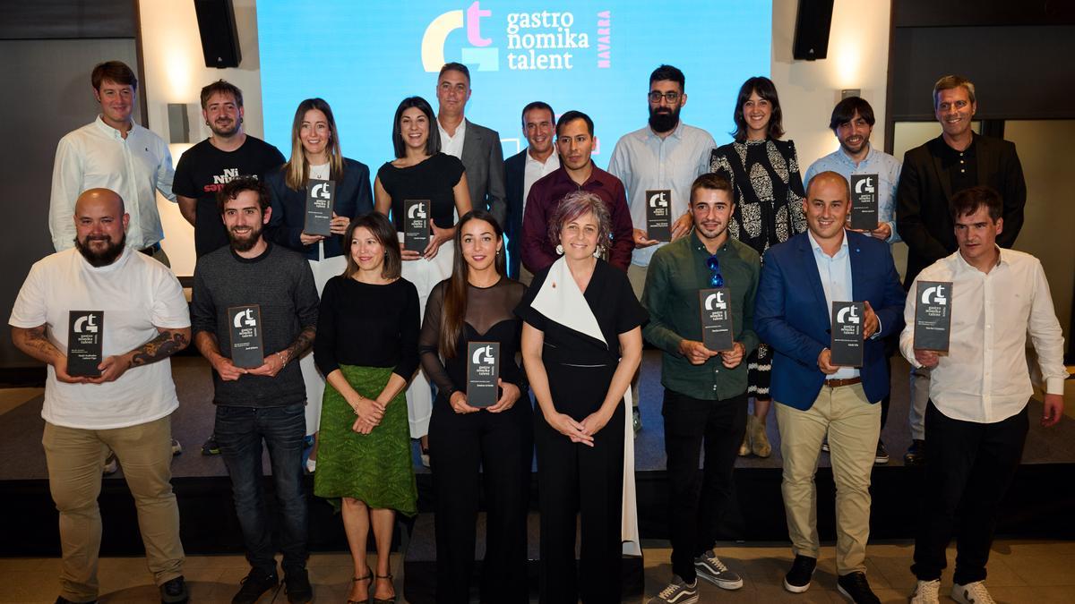 La consejera Esnaola y la directora general de Turismo, junto a las personas galardonadas y patrocinadores.
