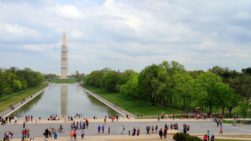 Trump ordena revestir de azul el emblemático estanque reflectante de Washington