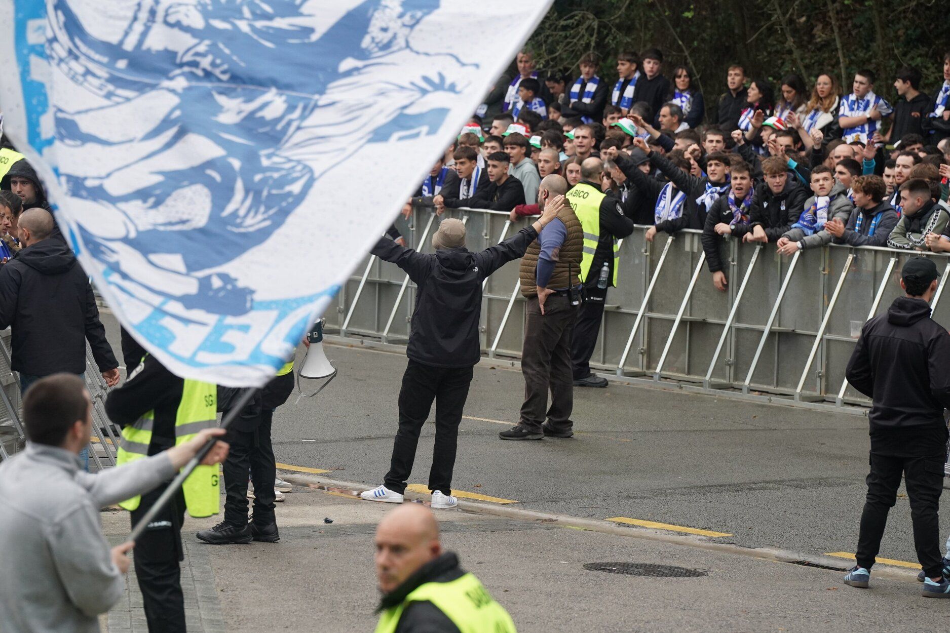 Recibimiento antes del derbi