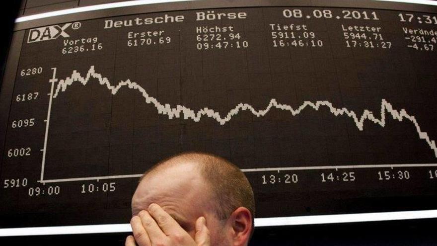 Un operador sigue el curso de la jornada en la bolsa de Fráncfort.