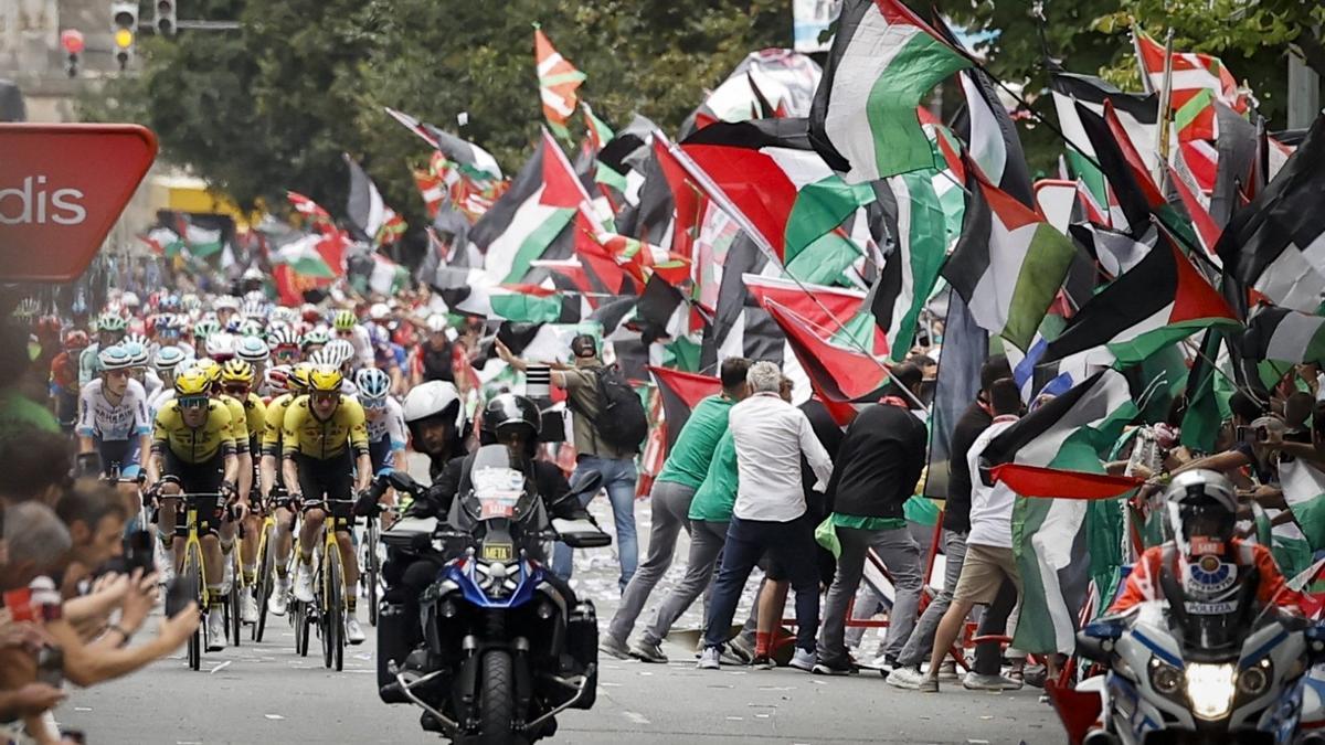 En imágenes: protesta contra el Israel al paso de la La Vuelta por Bilbao