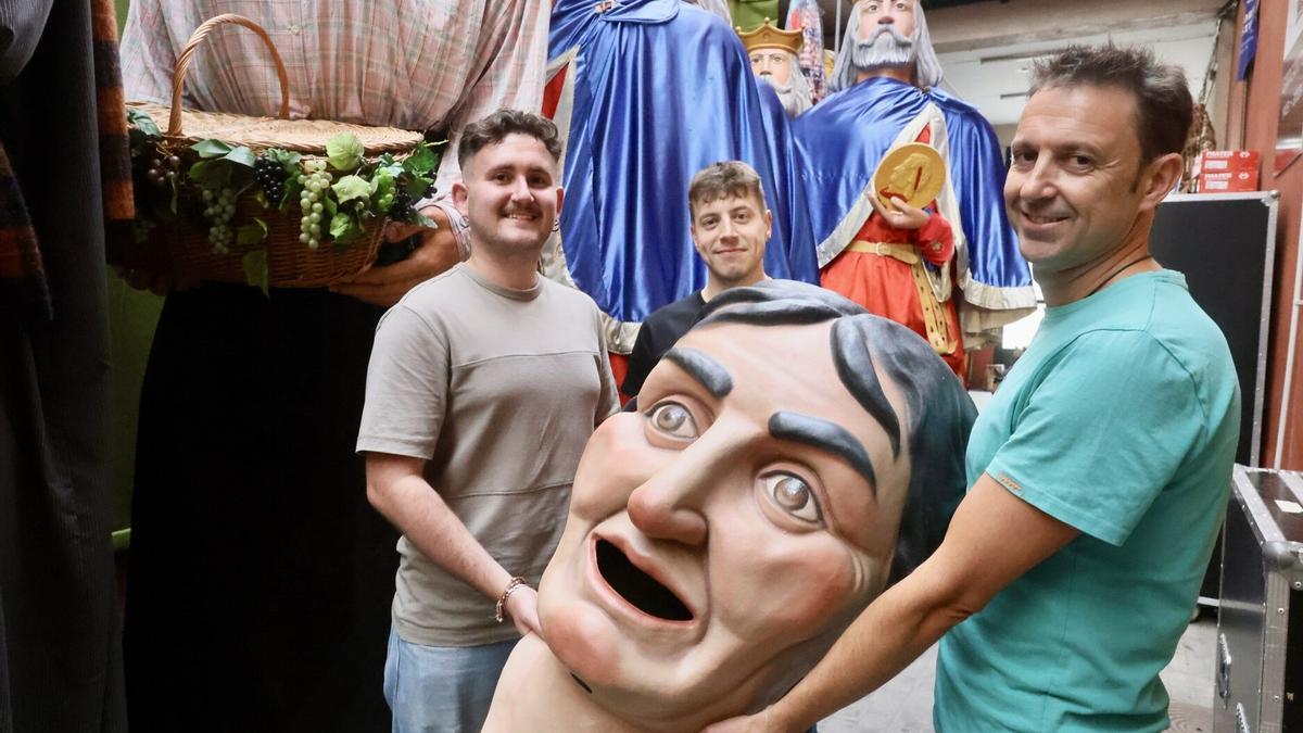 Los tres comparseros sujetan la cabeza de La Señorita