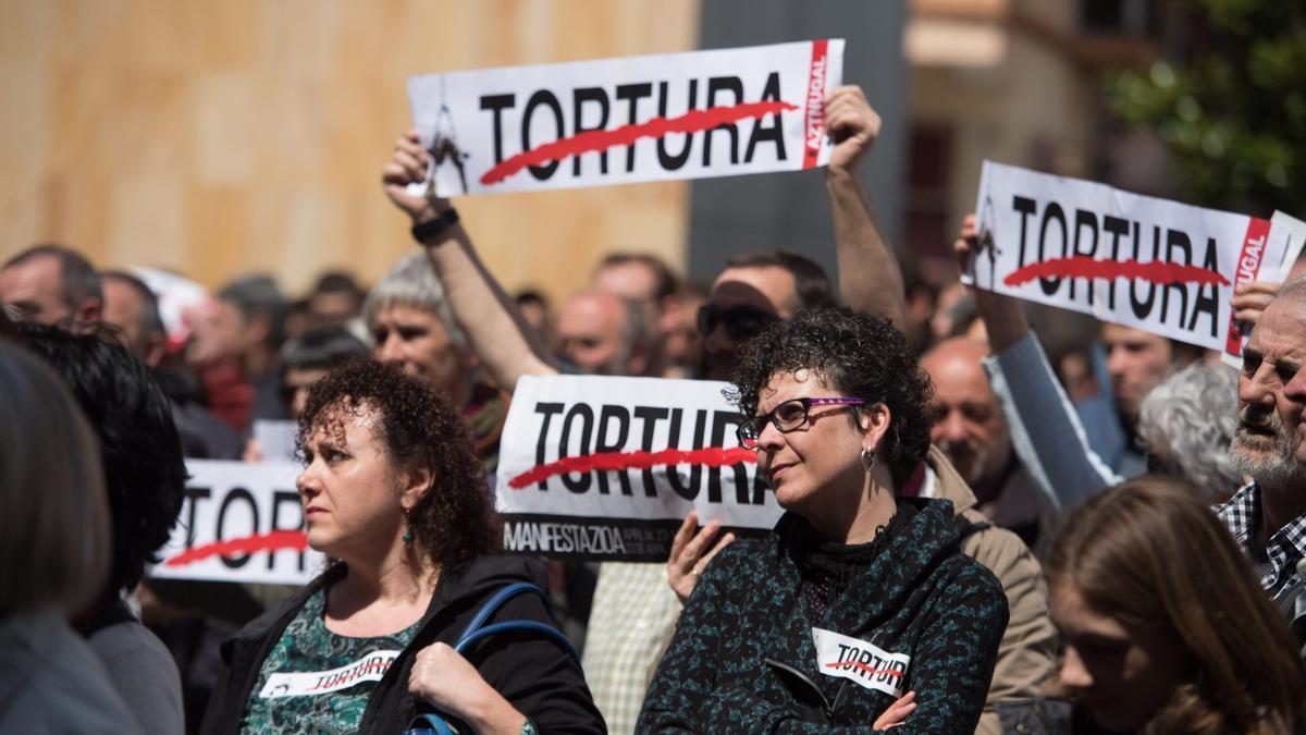 Una manifestación contra la tortura en Navarra.