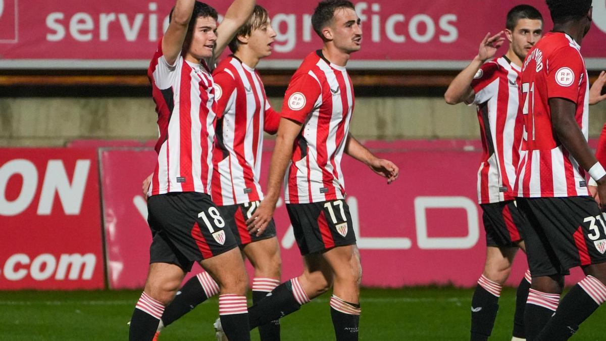 Peio Canales alza los brazos tras marcar con el Bilbao Athletic.