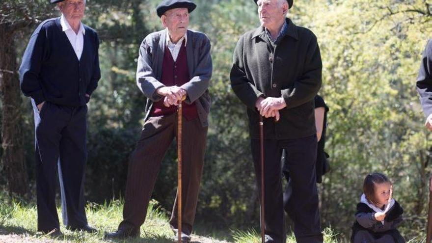 Veteranos de la Junta de Ruzabal junto al  futuro de la tradición