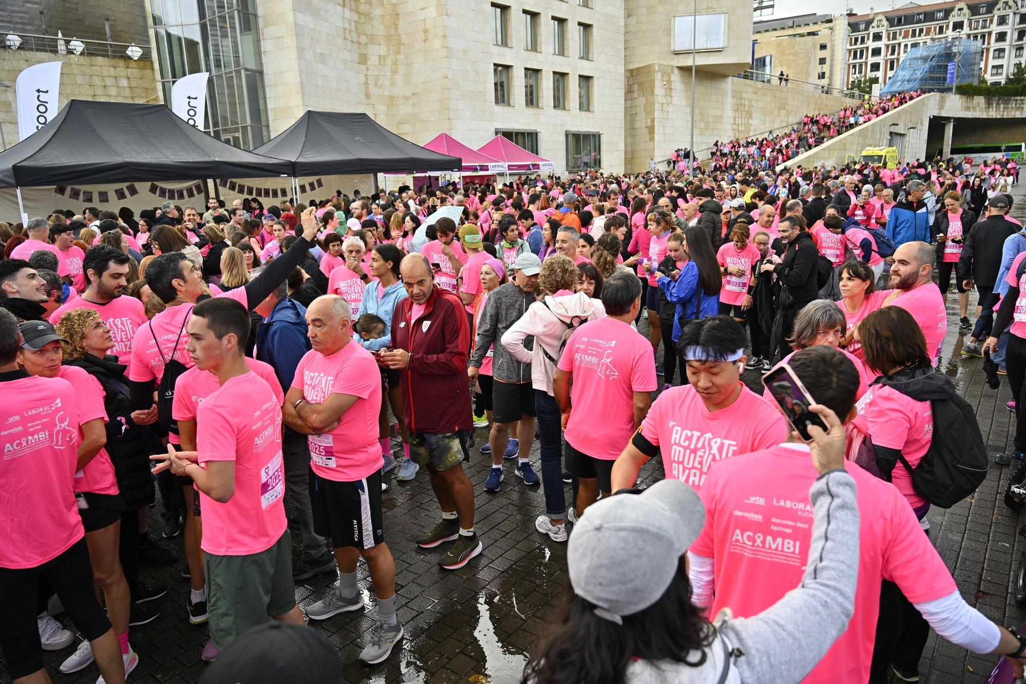 En imágenes: los paraguas tiñen la marea rosa de Bilbao