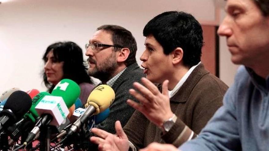 Los representantes de la Izquierda Abertzale (de izda. a dcha.) Miren Legorburu, Txelui Moreno, Marian Beitialarrangoitia y Rufi Etxeberria, durante la rueda de prensa que han ofrecido hoy en Donostia con motivo del alto el fuego anunciado por ETA.