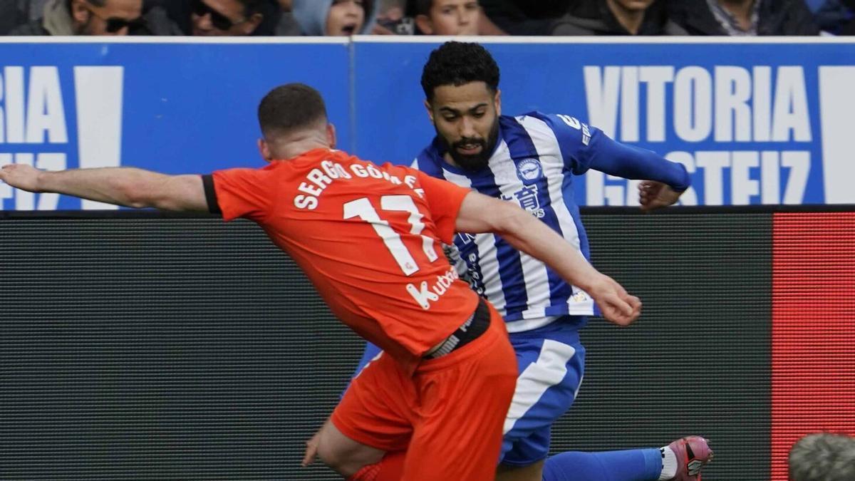 Sergio Gómez intenta rebañarle el balón a Calebe Gonçalves.
