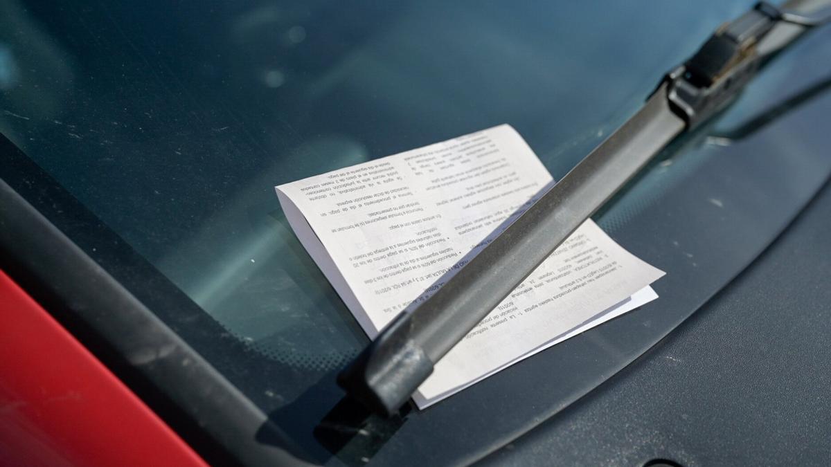 Una multa por estacionar el vehículo en Pasai Antxo sin tarjeta de residente.