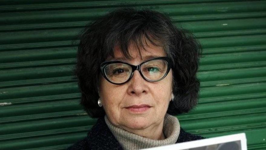 Alma Saavedra, con el folleto de la campaña de vacunación.