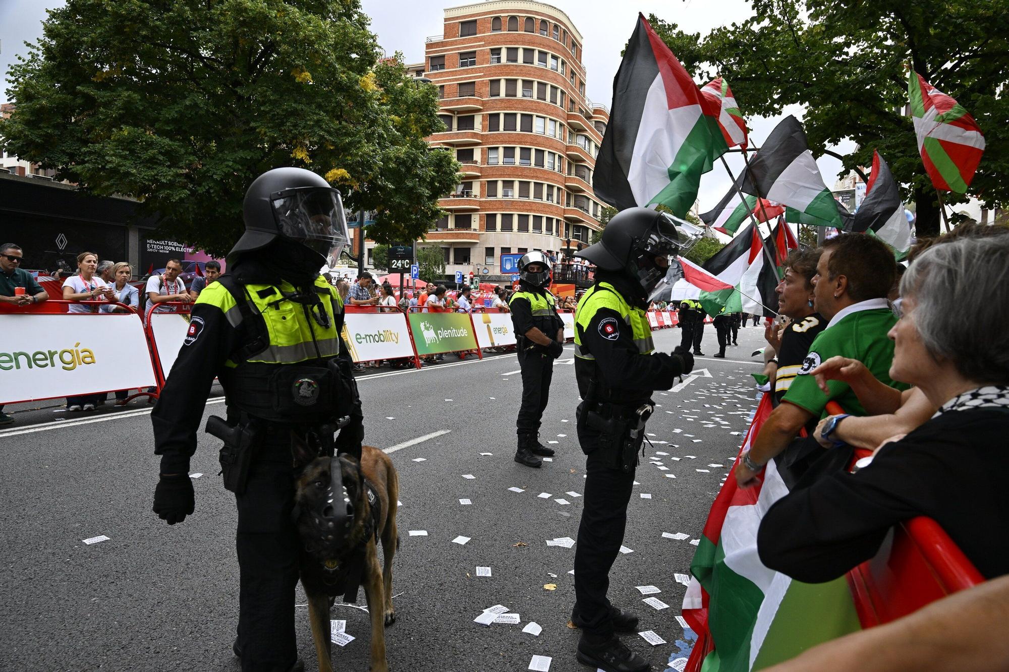En imágenes: protesta contra el Israel al paso de la La Vuelta por Bilbao