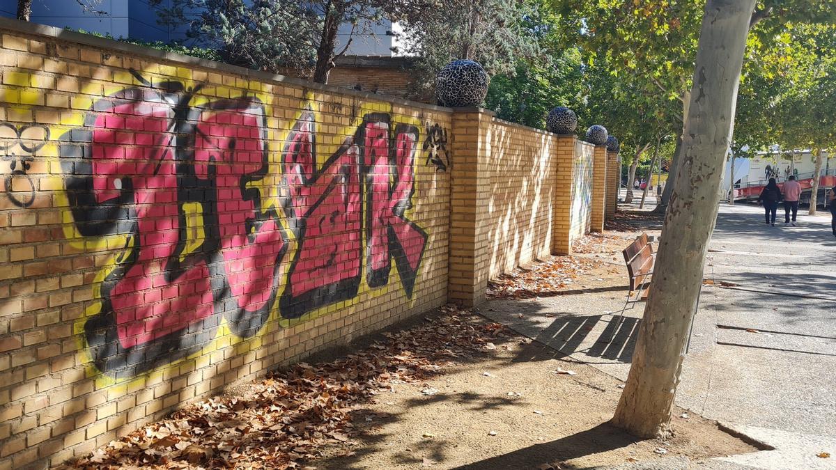 Pintada en el paseo del Queiles de Tudela.