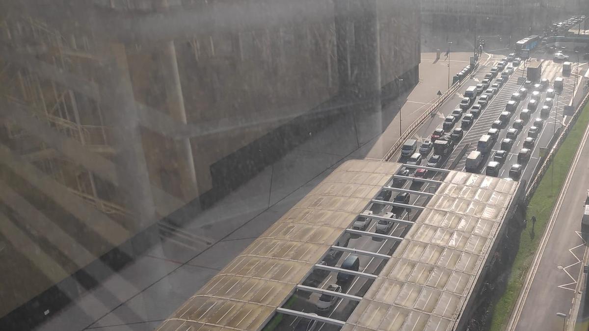 Retenciones causada por un accidente en en los túneles de San Mamés en Bilbao.