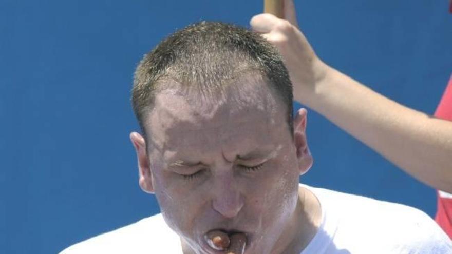 &quot;La Viuda Negra&quot; y &quot;El Mandíbulas&quot; reafirman sus títulos de devoradores de &quot;hot dogs&quot;