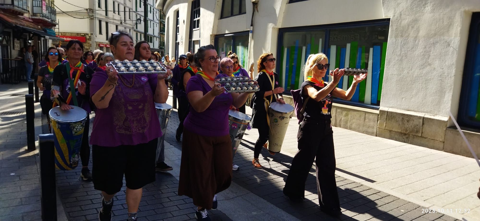 En imágenes: Ondarroa celebra el Día del Abrazo a la Diversidad