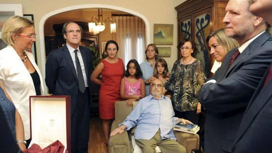 Los ministros de Educación, Ángel Gabilondo (2i) y de Defensa, Carme Chacón (2d), junto con el presidente de Aragón, Marcelino Iglesias (d) observan la entrega al político, profesor y músico aragonés José Antonio Labordeta (c), de la Medalla de la Gran C