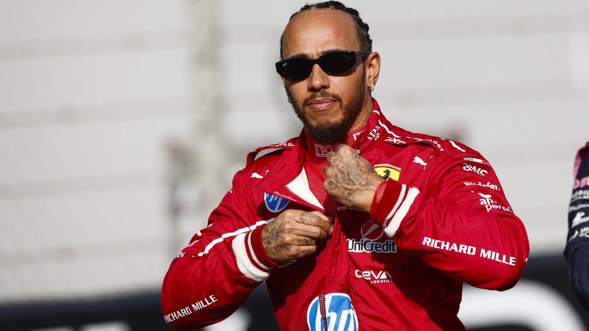 Lewis Hamilton, con el mono de Ferrari durante el último gran premio de la temporada.