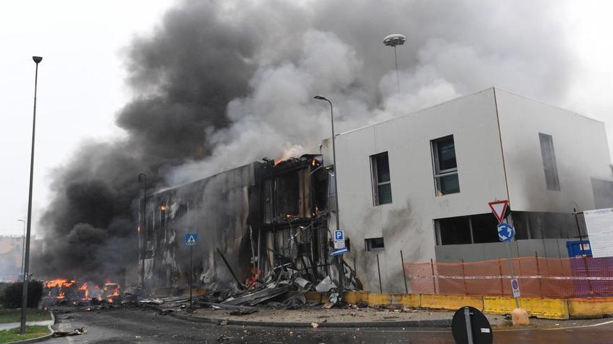 El edificio contra el que ha chocado el avión, en llamas.