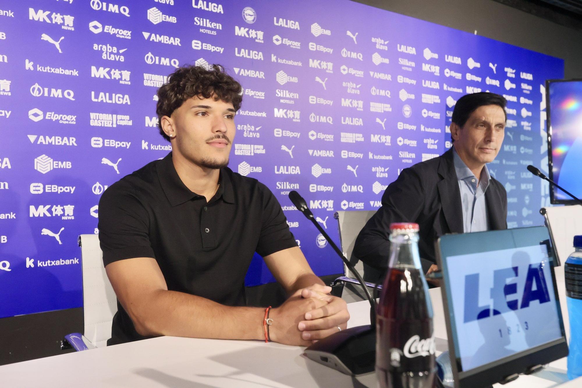 En imágenes: La presentación de Youssef Enríquez como jugador del Alavés
