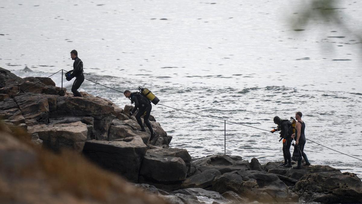Un grupo de buzos comprueba la seguridad en la costa en La Mareta, en Costa Teguise.