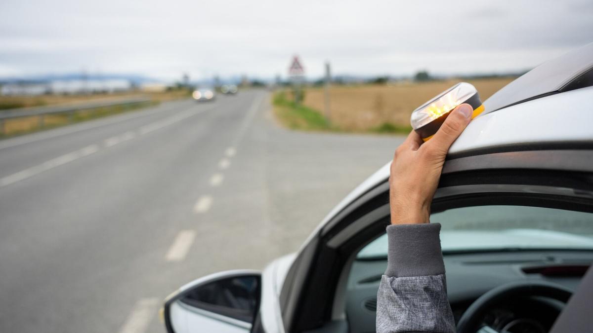 Nueva normativa de preseñalización en carretera con las balizas V16