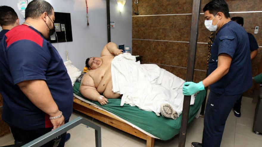 El mexicano Juan Pedro Franco, considerado el hombre más obeso del mundo, es trasladado a un quirófano.