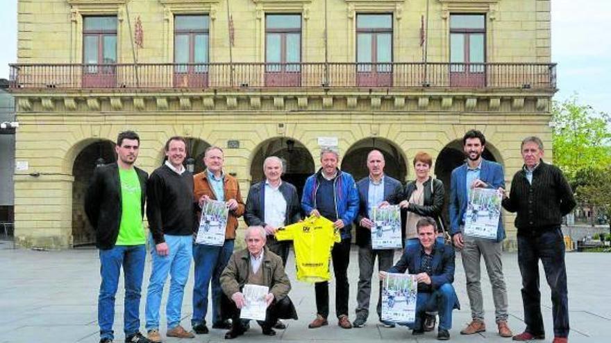 Organizadores, patrocinadores y representantes institucionales, tras la presentación de ayer en Irun.
