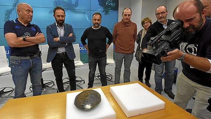 El submarinista Borja Inza (izquierda), ayer en la presentación del lingote hallado en septiembre en aguas de Getaria.