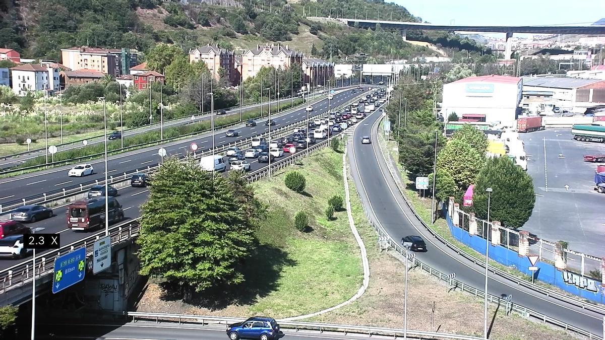 Varios kilómetros de retenciones en la A-8 dirección Cantabria