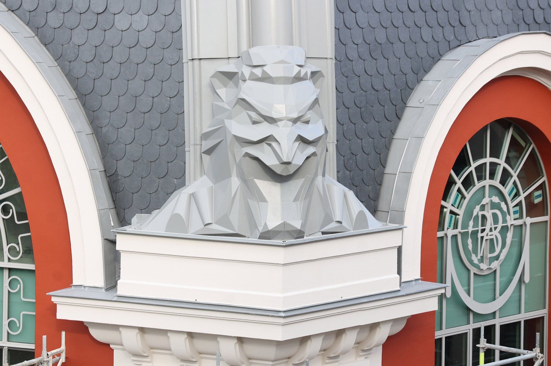 [Fotos] Empiezan a quitar el andamio exterior de las obras del Edificio de Bellas Artes