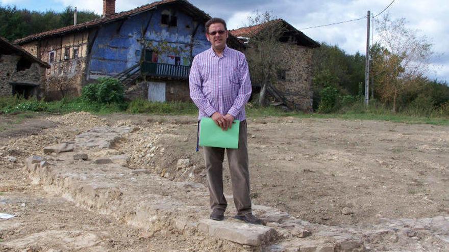 Iñaki García Uribe posa sobre la base de los muros del santuario de la Virgen de Udiarraga.