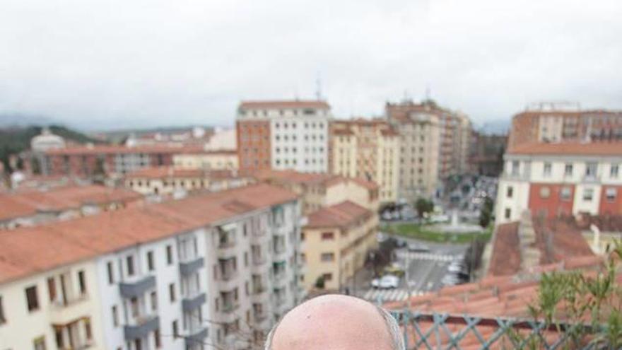 Eduardo Mateo Gambarte posa en la terraza de su casa.